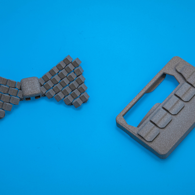 Fliege und Geldbeutel